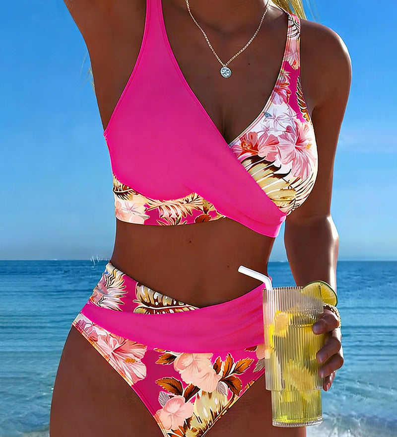 Bikini s kontrastným kvetinovým motívom a rozparkom