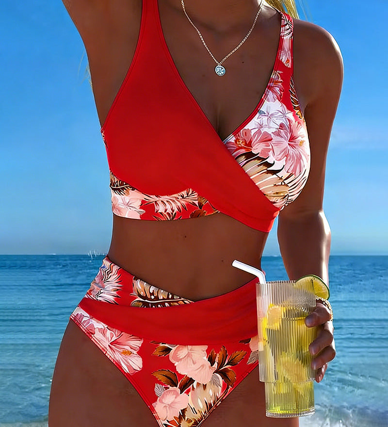 Bikini s kontrastným kvetinovým motívom a rozparkom