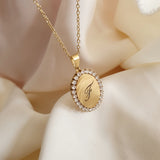 Zlatý oválny medailón so zirkónmi na gravírovanie