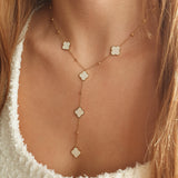 Zlatý náhrdelník s trojlístky z perleťi