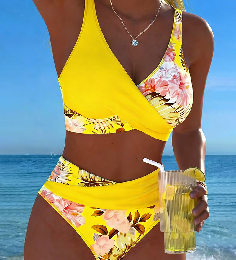 Bikini s kontrastným kvetinovým motívom a rozparkom