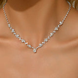 Elegantný svadobný náhrdelník s diamantmi" could be rewritten as "Luxusný svadobný náhrdelník s diamantovým zdobením.