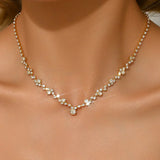 Elegantný svadobný náhrdelník s diamantmi" could be rewritten as "Luxusný svadobný náhrdelník s diamantovým zdobením.