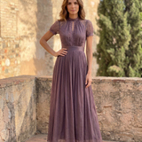 Flavia | Dlhé fialové šaty s výstrihom v tvare kľúča, čipkovým okrajom z chiffon materiálu
