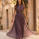 Flavia | Dlhé fialové šaty s výstrihom v tvare kľúča, čipkovým okrajom z chiffon materiálu